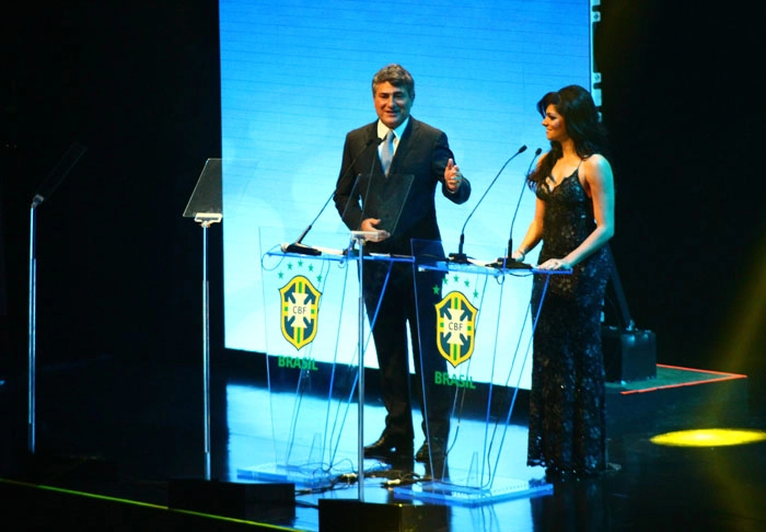Cléber Machado apresentou ao lado da apresentadora Carolina Galan, da TV da FPF, a solenidade realizada pela CBF no dia 3 de dezembro de 2012, em São Paulo. Foto: Ricardo Biserra
