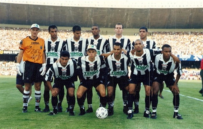 Da esquerda para a direita, em pé: Taffarel, Sandro Barbosa, Cairo, Hernani, Marcelo Fernandes e Edgar. Agachados: Júnior, Lincoln, Marques, Dedê e Bruno. Foto enviada por Gilvannewton