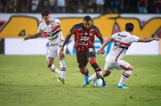 Ap&oacute;s derrota para o Cruzeiro, S&atilde;o Paulo recebe o animado Vit&oacute;ria; as equipes