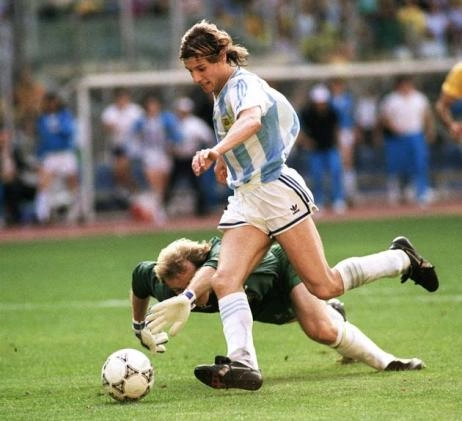 Em 24 de junho de 1990, no antigo estádio Delle Alpi, em Turim, o Brasil foi batido pela Argentina, na semifinal da Copa do Mundo da Itália. Caniggia passa por Taffarel e marca de canhota o gol que eliminou a Seleção Brasileira do mundial. Foto: Fifa

