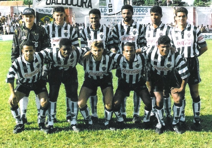 Em pé, da esquerda para a direita, Taffarel, Paulo Roberto, Gutemberg, Luiz Eduardo, Ademi e Paulo Roberto Prestes. Agachado, da esquerda para a direita, Euller, Reinaldinho, Rosa, Darci, Kanela e Éder Lopes. Foto: Carlos Diniz
