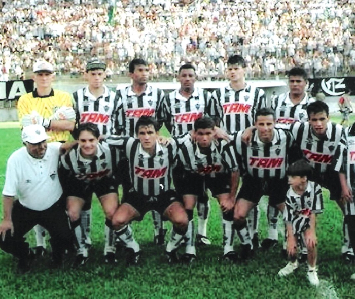 Em pé, da esquerda para a direita, Taffarel, Paulo Roberto Costa, Ademir, Dinho, Ronaldo Guiaro e Éder Lopes. Agachados, da esquerda para a direita, Doriva, Júlio César, Renaldo, Euller e Clayton. Foto: Carlos Diniz
