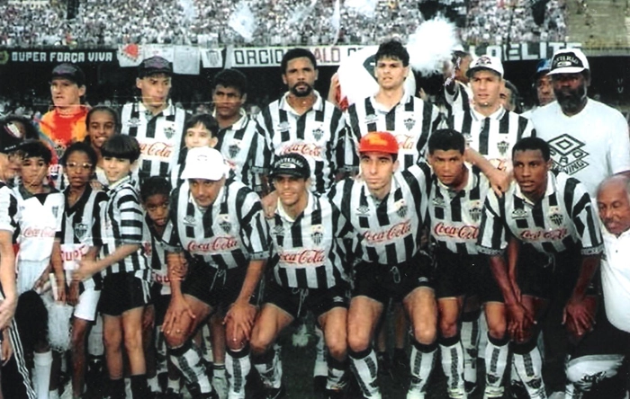 Em pé, da esquerda para a direita, Taffarel, Paulo Roberto Costa, Éder Lopes, Luís Eduardo, Ronaldo e Daniel Frasson. Agachados, da esquerda para a direita, Éder Aleixo, Euller, Carlos, Renaldo e Dinho. Foto: Carlos Diniz