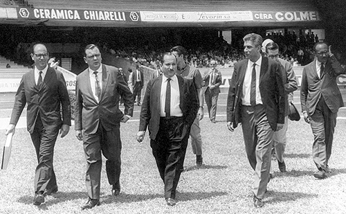 O ex-presidente do São Paulo Henri Aidar, terceiro da esquerda para a direita, caminha no Morumbi em 1965. Waldemar Mariz é o segundo da esquerda para a direita. O primeiro à direita é Paulo Planet Buarque