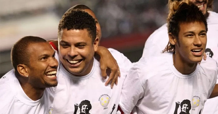 O ex-atacante Amoroso ao lado de Ronaldo e Neymar no Jogo das Estrelas de 2011, no estádio do Morumbi . Crédito da foto: Zanone Fraissat/Folhapress, via Portal UOL