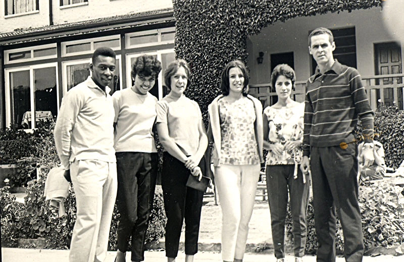 Fãs posam ao lado de Pelé e Gylmar no Hotel Vila Inglesa, em Campos do Jordão, local onde a seleção brasileira ficou hospedada entre 22 de março e 06 de abril de 1962, preparando-se para a Copa do Chile. Foto: site oficial do Hotel Vila Inglesa