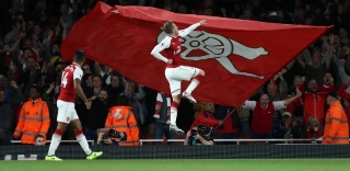 Aaron Ramsey comemora gol marcado pelo Arsenal sobre o Leicester City