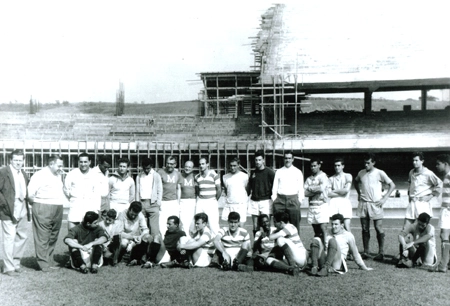 O São Paulo conquistou o título paulista de 1957 e depois ficou 13 anos sem levantar nenhum troféu importante. Mas todas as forças da diretoria durante esse tempo de jejum foram destinadas para a construção do estádio do Morumbi. Esta foto é de 1958, e mostra os campeões de 57 no estádio em construção. Uma verdadeira relíquia. Em pé estão o Dr. Dalzel Freire Gaspar, Vicente Feola, Oto Vieira, Maurinho, De Sordi, Canhoteiro, massagistas Flavio e Guido, Dino, Vitor, Ferrari, Gino, Amauri, Silvio, Parracho, Valdir e Celso; Sentados, da esquerda para à direita, estão Mauro, um garoto filho de Homero Belintani, Poy, Zizinho, Roberto, Fernando Satiro, Diogenes, Riberto, Paulo e Sarará
