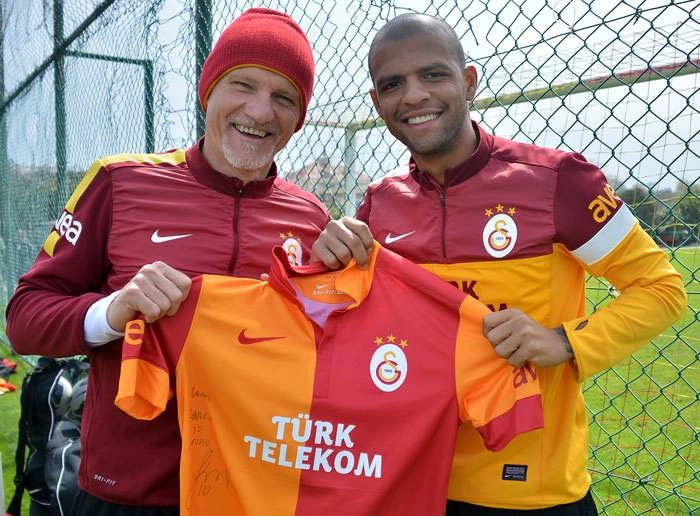Ídolos no Galatasaray, da Turquia, Taffarel e Felipe Mello mostram orgulhosos a camisa do time turco. 