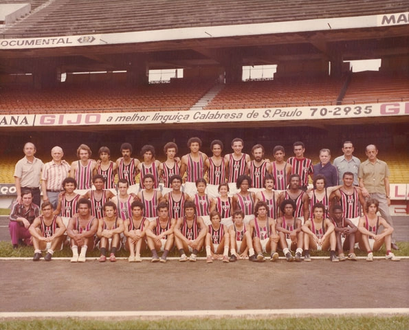 Da direita para a esquerda, Gino Orlando (que foi gerente do Estádio do Morumbi) é o segundo em pé, acompanhando o time de atletismo do São Paulo. Foto: Sarkis