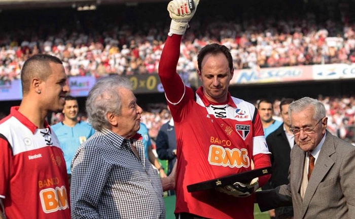 Da esquerda para a direita, Luis Fabiano e Juvenal Juvêncio observam o capitão tricolor Rogério Ceni agradecendo a torcida pela homenagem antes do duelo contra o Atlético-MG. Laudo Natel à direita da foto abraça o goleiro em forma de gratidão. Foto: iG