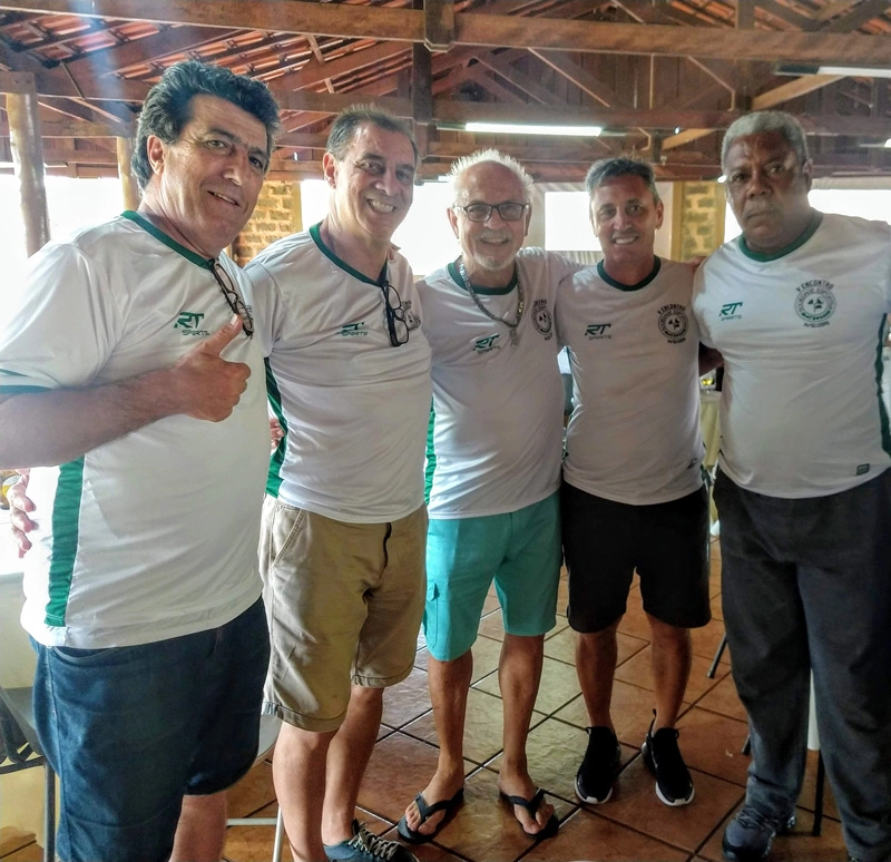 Em dezembro de 2019, no V Encontro de ex jogadores da Sociedade Esportiva Matsubara, em Cambará (PR). Da esquerda para a direita: Carlos Alberto Spina, Silas, Parraro, Paulinho Comelli e Sérgio Ramos. Foto: arquivo pessoal de Carlos Alberto Spina