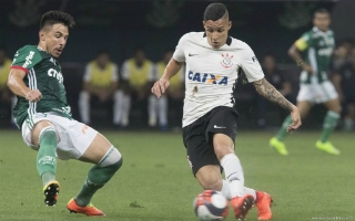 Vit&oacute;ria do Corinthians sobre o Palmeiras, no d&eacute;rbi do centen&aacute;rio, em Itaquera, ofereceu ao Alvinegro mais do que os tr&ecirc;s pontos e a satisfa&ccedil;&atilde;o de triunfar sobre o maior rival. A vit&oacute;ria apontou um caminho a ser seguido pelo clube: apostar na molecada das categorias de base. Opine!