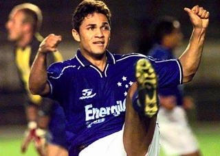 Alex tinha como marca comemorar seus gols com golpes de capoeira