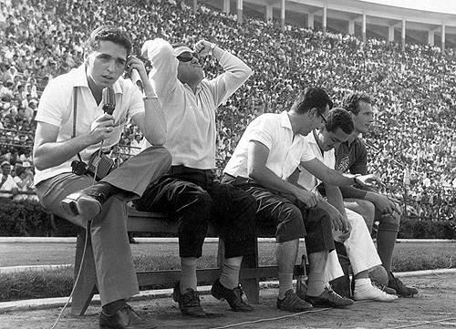 Da esquerda para a direita, nos anos 60, no banco de reservas de um Pacaembu lotado durante jogo do Palmeiras: Eli Coimbra, Filpo Nuñez, Geraldo Blota, massagista Reis e o goleiro Picasso