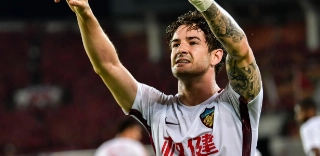 Na mira de São Paulo e Santos, Alexandre Pato não é mais jogador do Tianjin. Foto: STR/AFP/Via UOL