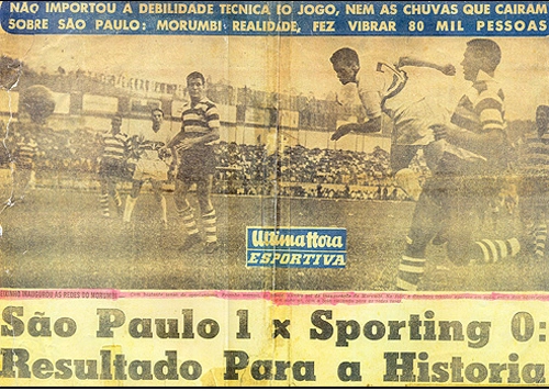 Peixinho (camisa 7) marca de cabeça o primeiro gol da história do Morumbi, na vitória do São Paulo contra o Sporting de Portugal por 1 a 0, em amistoso internacional. A foto é do dia 2 de outubro de 1960 e do lado esquerdo, entre dois marcadores do time português, você confere o meia Gonçalo