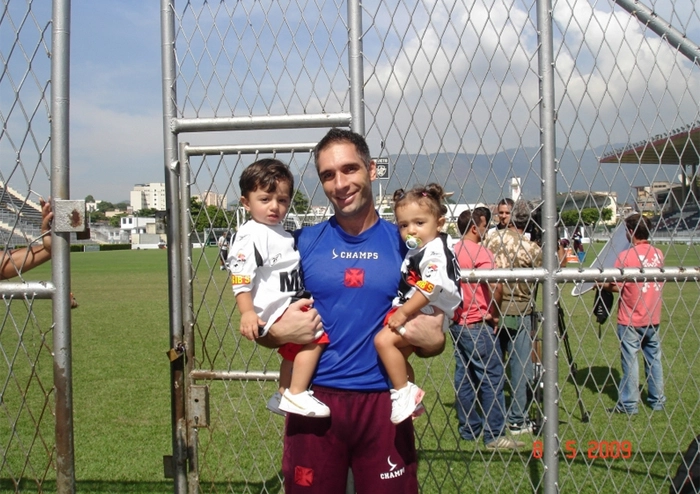 Prass com os gêmeos Caio e Helena durante treino do Vasco. Foto: Site Oficial Fernando Prass