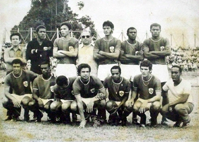 Vejam a querida Portuguesa Santista posando para foto em 1971. Em pé o goleiro é Edson Mug, o terceiro é Filpo Nuñes e o último o lateral esquerdo Campina; agachados, os três últimos são Jaime (ex-Bangu e Palmeiras), Mingo e o massagista Upa Neguinho.
