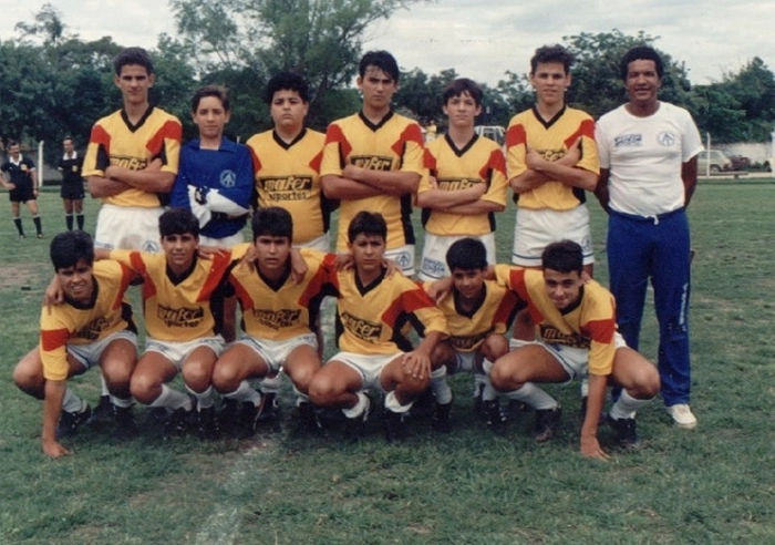 Prass posa com o time infantil do Independente. Foto: Site Oficial Fernando Prass