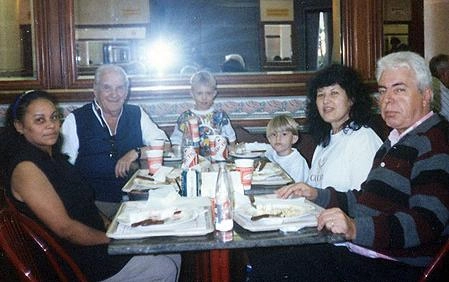 Do lado esquerdo, Filpo Nuñez e a namorada Marlene. Na direita, Carlos Altheman, os netos e a esposa MAria José
