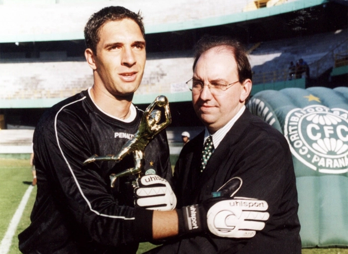 Fernando recebe prêmio de goleiro menos vazado do campeonato. Foto: Site Oficial Fernando Prass