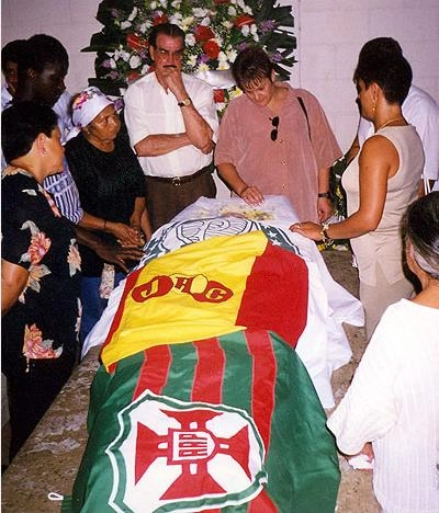 Familiares e amigos estiveram no velório de Filpo Nuñez. O caixão foi coberto com os pavilhões do Palmeiras, Jabaquara e Portuguesa Santista. Ao fundo, de camisa branca, o ex-goleiro do Palmeiras Oberdan Catani