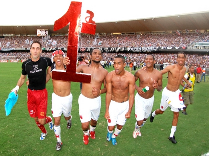 Prass comemora com companheiros do Vasco o acesso à elite do Campeonato Brasileiro. Foto: Marcelo Sadio/vasco.com.br 