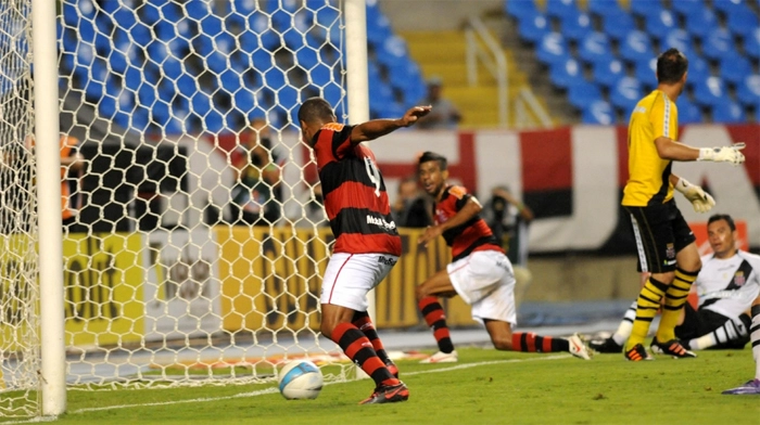 Da esquerda para a direita, Deivid, o lateral-direito Léo Moura, o goleiro Fernando Prass e caído no chão o zagueiro Rodolfo. Foto: UOL