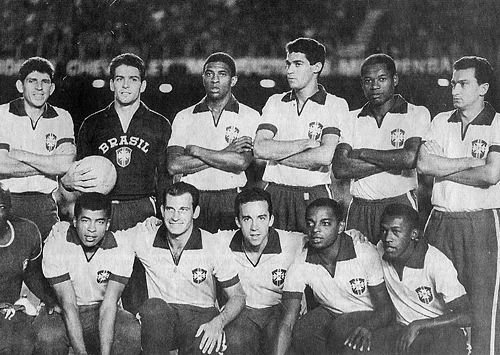 Foto rara. Veja uma das quatro seleções que Vicente Feola treinou (muito mal) no primeiro semestre de 1966 com vistas à Copa da Inglaterra. Lá, demos vexame em Liverpool. Em pé: Murilo, Fábio, Djalma Dias, Edson Cegonha, Sebastião Leônidas e Dudu. Agachados: Pai Santana, Jairzinho, Célio, Tostão, Lima e Ivair.