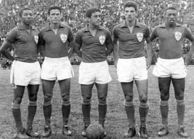 Da esquerda para a direita: Almir, Nair, Aloisio Mulato, Ademar e Ivair: os cinco do ataque em pé, com cada um em sua posição. O costume dos anos 50 e 60 desapareceu. Uma pena.