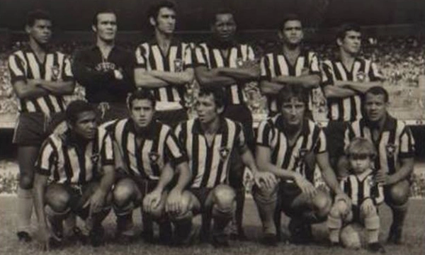 Botafogo em 1968. Em p&eacute;: Moreira, Ubirajara Motta, Z&eacute; Carlos, Sebasti&atilde;o Le&ocirc;nidas, Valtencir e Carlos Roberto. Agachados: Zequinha, Afonsinho, Roberto Miranda, Ferreti e Torino