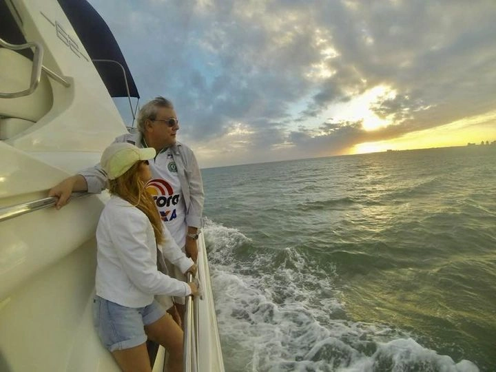 Lenice e Milton em um inesquecível passeio de iate. Foto: arquivo pessoal da família Neves