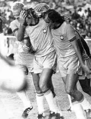 Da esquerda para a direita, na Seleção Brasileira: Ademir da Guia, Marinho Chagas e Carbone.