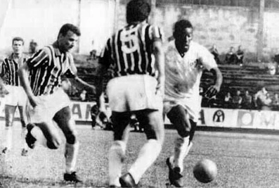 Pelé parte para cima de Roberto Dias (camisa 5 ? segundo o próprio Rei, seu melhor marcador) acompanhado por Carbone (correndo de frente) e observado por Edmilson Barata (ao fundo).