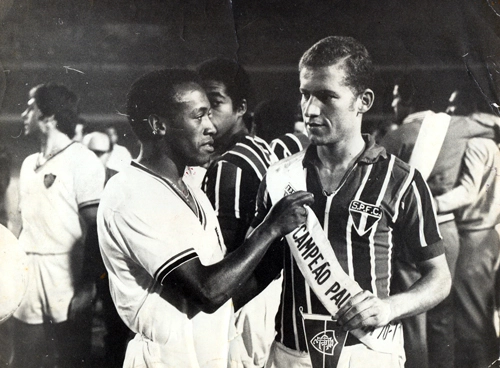 Paulo Nani recebe a faixa de Ivair, então no Flu, por conta da conquista do São Paulo do bicampeonato paulista de 1970 e 1971. A foto foi tirada no dia 30 de junho de 1971, quando as duas equipes jogaram amistosamente no Morumbi diante de mais de 34 mil pagantes. O Flu venceu por 1 a 0, com gol justamente de Ivair