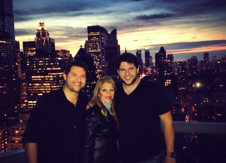 No dia do seu aniversário, 15 de setembro de 2014, com os filhos Rafael e Netto, em Nova York. O trio acompanhou o pôr do sol na Big Appe. Foto: arquivo da família Neves
