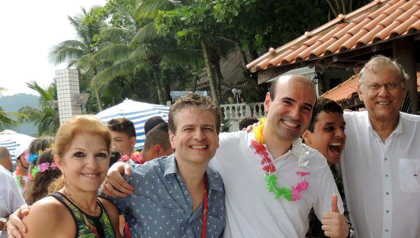 Em 20 de fevereiro de 2016, dia do casamento de Kennedy Andrés e Néia, na área social do Edifício Seven Seas, na Ilha Porchat (São Vicente). Lenice, Marcos Micheletti, Túlio Nassif, Kennedy Andrés e Milton Neves. Foto: arquivo do Portal Terceiro Tempo
