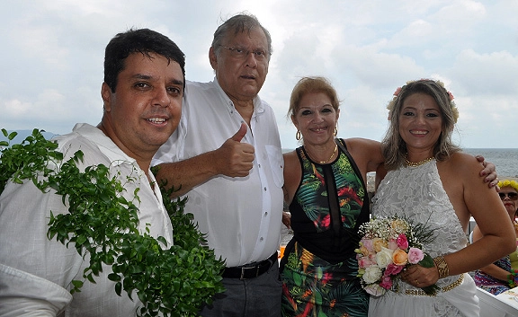Em 20 de fevereiro de 2016, dia do casamento de Kennedy Andrés e Néia, na área social do Edifício Seven Seas, na Ilha Porchat (São Vicente). Kennedy, Milton Neves, Lenice e Néia. Foto: Marcos Júnior Micheletti/Portal Terceiro Tempo