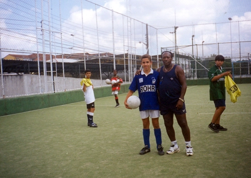 Nova foto de Ivair ensinando um pouco do que aprendeu no tempo em que futebol era verdadeiramente mágico