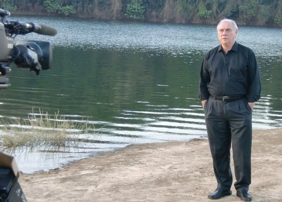 Gravando para o programa Domingo Espetacular, da Record, na represa de Nazaré Paulista, local onde foi encontrado o corpo da advogada Mércia Nakashima, em 2010. Foto: UOL