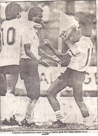 Da esquerda para a direita: Zenon, Paulo César Capeta e Gallo vibram com um gol do Timão. Imagem enviada pelo próprio Gallo