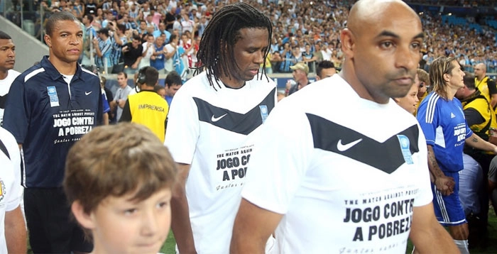 Em 19 de dezembro de 2012, Emerson e Roque Júnior puxam a fila do time de Ronaldo para o Jogo Contra a Pobreza. Na sequência o goleiro Dida e o ex-zagueiro Júnior Baiano. Crédito da foto: Bernardes/Preview.com, via Portal UOL. 