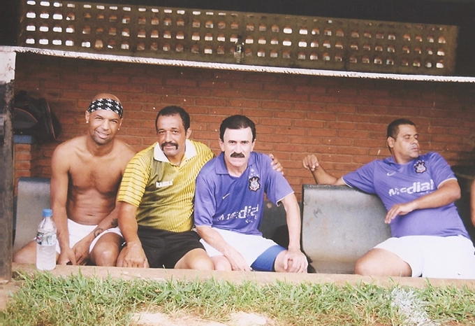 Em Ribeirão Preto, em 12 de dezembro de 2009, dando uma descansadinha no banco de reservas. Da esquerda para a direita: Dinei, Fernando (árbitro), Zenon e Wágner Basílio