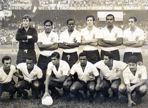 Esta foto é do dia 07 de dezembro de 1969. Naquela tarde, o Corinthians foi ao Mineirão enfrentar o Cruzeiro e, caso vencesse, poderia sair de campo como campeão do Torneio Roberto Gomes Pedrosa. O jogo, apitado por Arnaldo Cesar Coelho, teve a presença de mais de 56 mil pessoas (reparem a Fiel Torcida na parte superior da foto). No entanto, o time mineiro venceu o jogo por 2 a 1 e impediu a festa alvinegra. O título, no final, ficou com o Palmeiras. Em pé estão Ado, Pedro Rodrigues, que foi expulso de campo naquela tarde, Miranda, Luis Carlos Galter, Ditão e Tião; agachados vemos Ivair, Suingue, Lima, Benê e Rivellino