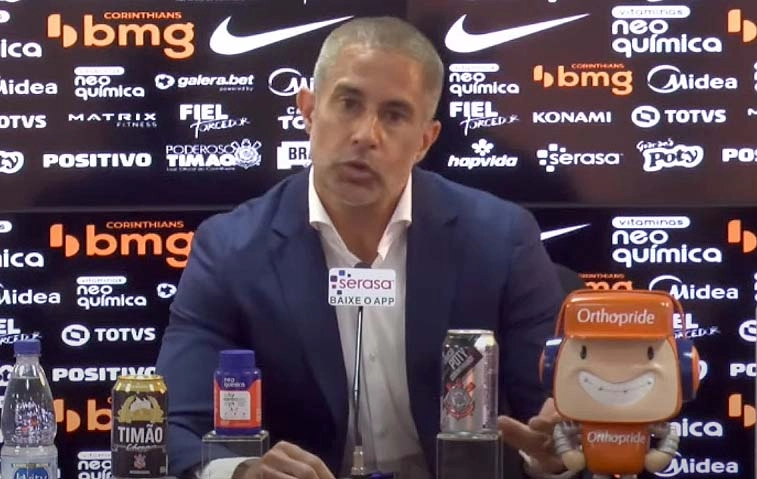 Em 25 de maio de 2021, durante sua apresentação oficial como treinador do Corinthians. Foto: Reprodução/Corinthians TV