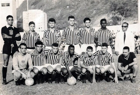 Foto tirada em 1962 por ocasião de partida entre seleção paulista e seleção carioca no Rio de Janeiro. Neste dia, os cariocas venceram por 2 a 1. A imagem da seleção paulista mostra, em pé: Gilberto, Dirceu, Delfino, Santo, Mané, Waldir e o chefe da delegação, comendador Francisco Soares. Abaixados estão: massagista Blanco, Decio, Cardoso, Ivair, Marcio, Menotti e Noé Silveira, membro da comissão técnica