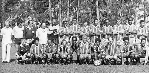 Da esquerda para a direita, na equipe do Milionários: um integrante da comissão técnica, dois árbitros, outro integrante da comissão técnica, Tobias, Ivair, Matos, Nenê, Paulo Borges, Lima, Flecha, Lázaro e Adãozinho. Agachados: outro árbitro, Oreco, Luiz Carlos, Biquinha, Zé Roberto, Ademir da Guia, Marco Antonio, Gilberto, Mirandinha e Renato