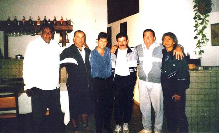 Da esquerda para a direita: o primeiro é o ex-zagueiro corintiano Mauro, Zenon é o quarto e Rosemiro, que atuou na lateral-direita do Palmeiras, aparece em último. Foto enviada por Nivaldo Falamesca