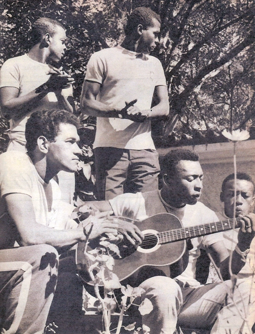 Pelé estava longe de ser um Toquinho ou Almir Sater, aliás, muito longe. Mas tentava se arriscar no violão. Em pé estavam Lima e Denilson. Agachados, ladeando Pelé, Garrincha e Ivair. A foto, enviada por Walter Roberto Peres, foi publicada na Revista Manchete no dia 7 de março de 1966